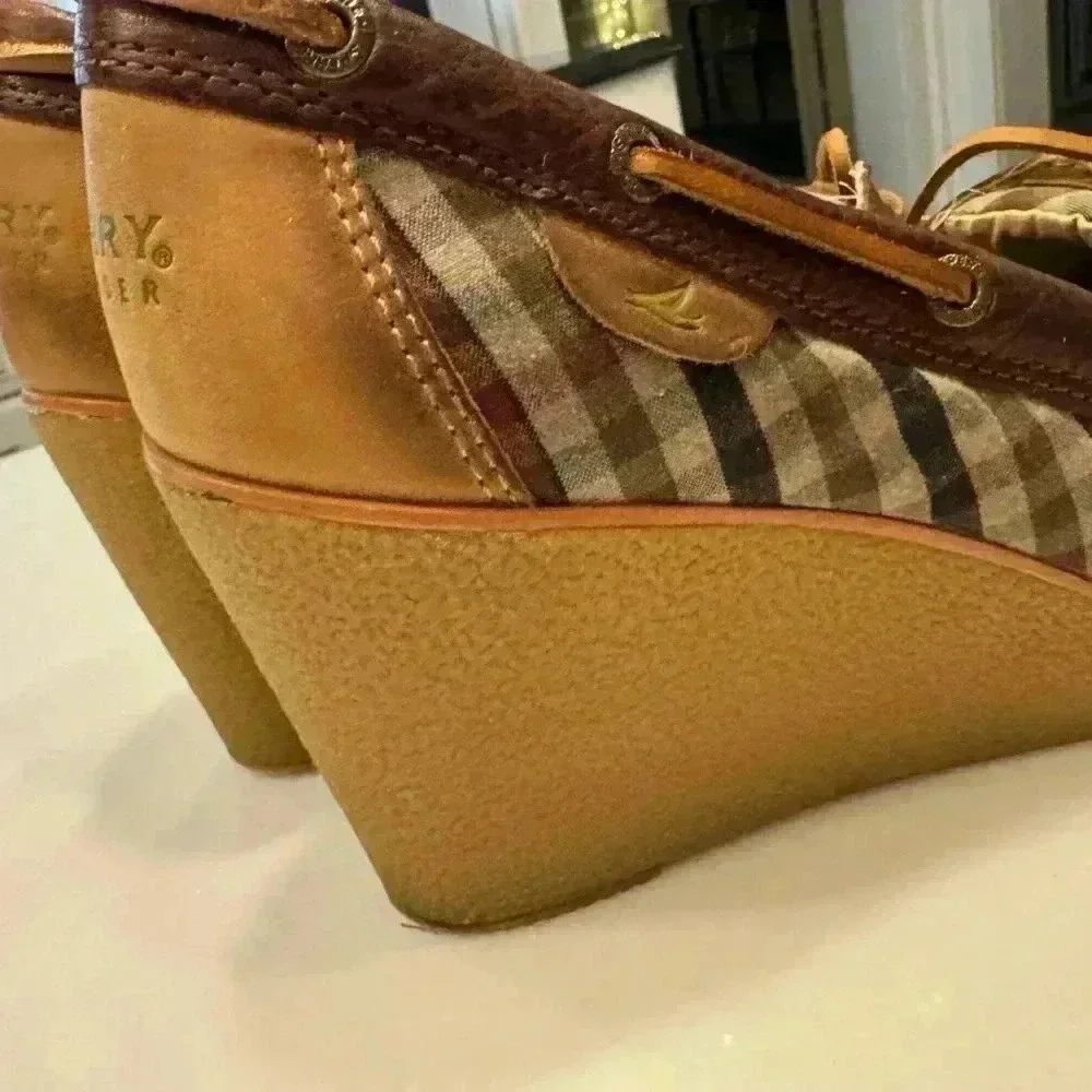 Sperry topsiders leather women’s. Wedge heel with plaid detail Sz 8.5